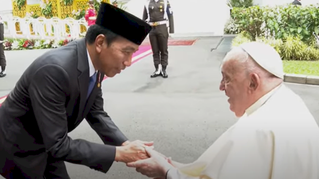 Paus Fransiskus disambut Jokowi di Istana Merdeka Jakarta pada hari ini, Rabu (4/9/2024). Foto: Tangkapan Layar YouTube Sekretariat Presiden.