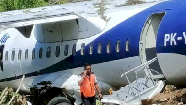 Pesawat Trigana PK YSP ATR 42-500 tergelincir di Bandara Kamanap Serui, Papua, Senin (9/9/2024). Foto: dok Humas Trigana Air