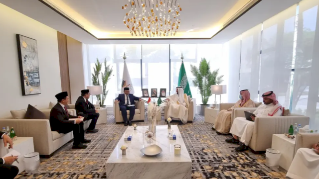 Menteri Agama (Menag) Yaqut Cholil Qoumas bertemu dengan Menteri Haji dan Umrah Arab Saudi Tawfiq F Al Rabiah di kantor Kementerian Haji dan Umrah, Jeddah, Minggu, 15 September 2024. (Foto: Humas Kemenag)