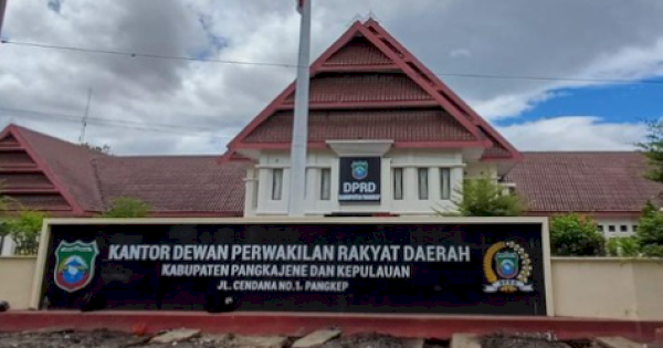 Pemkab Pangkep Minta DPRD Kembalikan Atribut Pin Emas Karena Dianggap Pemerintah