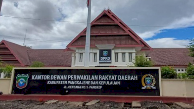 Pemkab Pangkep Minta DPRD Kembalikan Atribut Pin Emas Karena Dianggap Pemerintah 