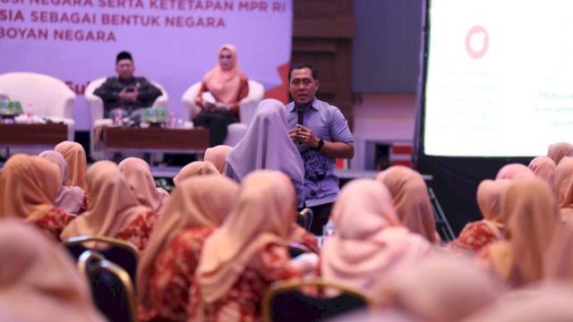 Pimpinan Badan Sosialisasi MPR RI, Alimin Abdullah di hadapan para pengurus Dharma Wanita Persatuan (DWP) Kota Makassar dan kabupaten/kota se-Sulawesi Selatan dalam sosialisasi Empat Pilar Kebangsaan dan Bernegara di Hotel Four Point, Senin (16/09/2024). 