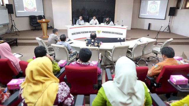 Pjs Wali Kota Makassar, Andi Arwin Azis, memaparkan inovasi tata kelola pemerintahan kepada tim Pemkot Bontang saat studi banding di Balaikota Makassar, Jumat (27/09/2024).