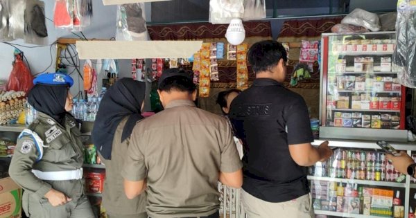 Awasi Peredaran Rokok Ilegal, Satpol PP Makassar Razia Warung dan Toko Kelontong