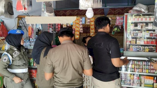 Satpol PP Makassar menyusuri beberapa warung dalam rangka pengawasan peredaaran rorok ilegal di Kota Makassar. Foto: dok