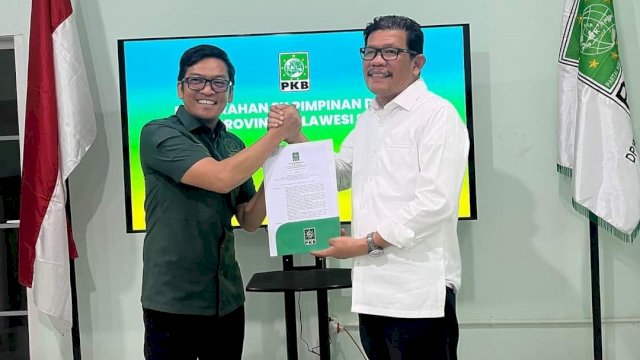 Fauzi A Wawo menerima SK menjadi Wakil Ketua DPRD Sulsel. Foto: dok