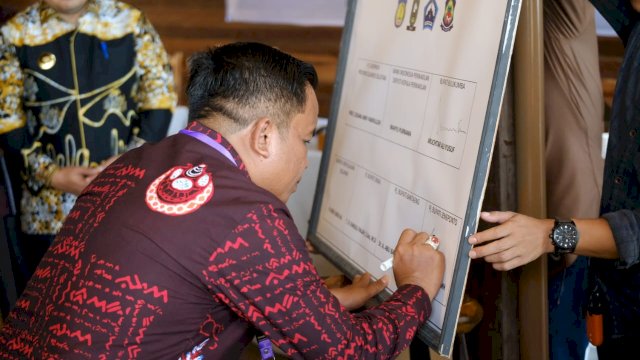 PJ Bupati Jeneponto Junaedi Bakri saat melakukan penandatanganan pakta integritas. Foto: dok