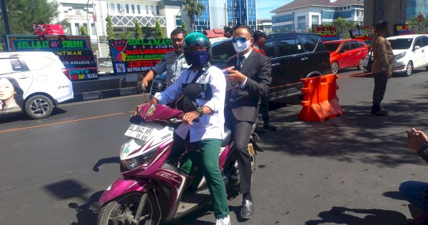Lain dari yang lain, Legislator ini Dibonceng Naik Motor ke Kantor DPRD Makassar