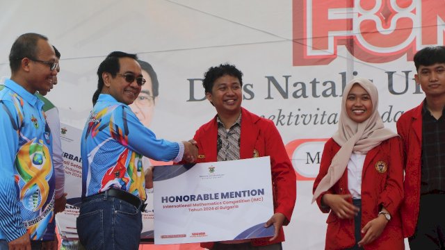 Pemberian penghargaan Unhas pada mahasiswa berprestasi. Foto: dok