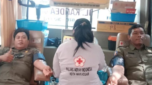 Personel Satpol PP ikut dalam kegiatan donor darah. Foto: HN/Sinta