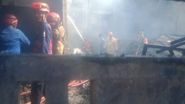 Personel Damkarmat melakukan penyelamatan, Foto: dok Damkarmat Makassar.