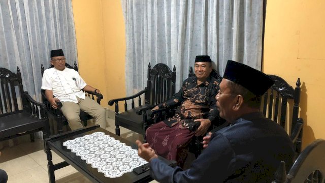 Triyono Kusnan (kemeja putih) saat bersilaturahmi dengan salah satu tokoh masyarakat. Foto: HN/Hamsul