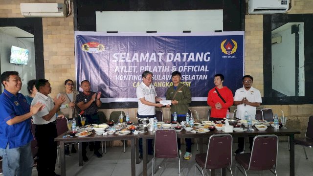 Pemberian apresiaasi pada atlet angkat besi Rahmat Erwin Abdullah. Foto: dok
