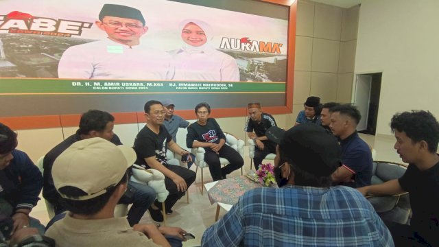 Pasangan AuraMa duduk bersama dengan Pemuda Rembuk Gowa. Foto: HN/Sinta