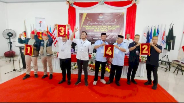 Keempat Calon Bupati dan Wakil Bupati Jeneponto memperlihatkan nomor urut pada Pilkada 2024. Foto: dok
