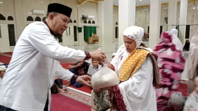 Pembagian beras gratis di Masjid Darul istiqamah, BTN Tabaria. Foto: dok