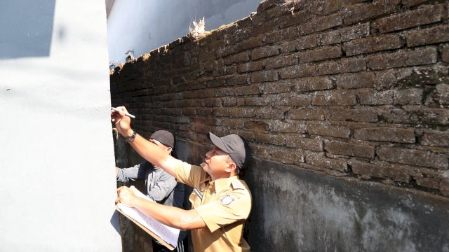 Proses perhitungan batas tanah hibah di Kelurahan Paropo, Makassar. Foto: HN/Sinta