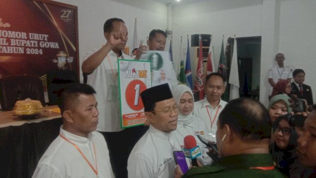 Ketua Tim Pemenangan AuraMa Darwis Nai saat mendampingi Paslon Amir Uskara - Irmawati Haeruddin di depan awak media. Foto: HN/Yusrizal