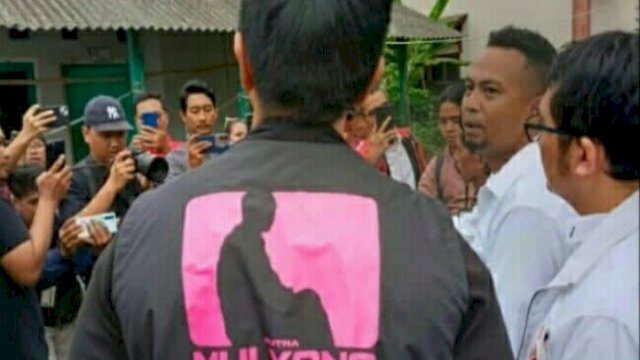 Kaesang Pangarep memakai rompi bertuliskan Putra Mulyono (X: @sigitwid)