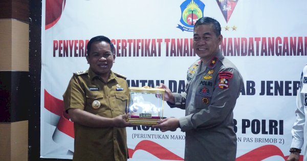 Dukung Operasional Keamanan Daerah, Pemda Jeneponto Serahkan Sertifikat Tanah ke Korps Brimob