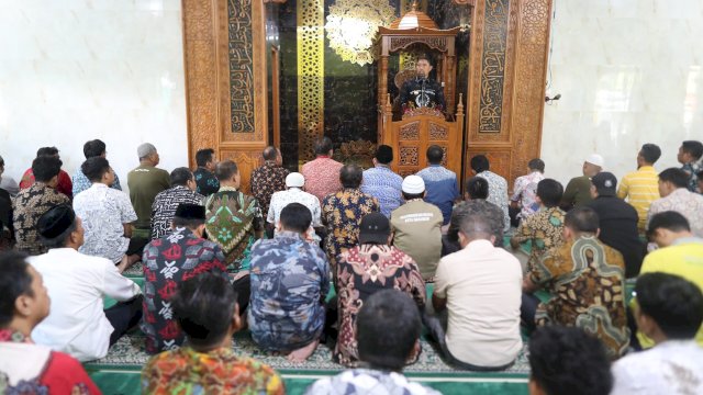 Kegiatan shalat berjamaah di lingkup Pemkot Makassar. Foto: dok