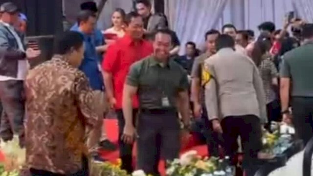 Tangkapan layar dari video viral salaman Andika Perkasa diduga diabaikan (X: @JhonSitorus_18)