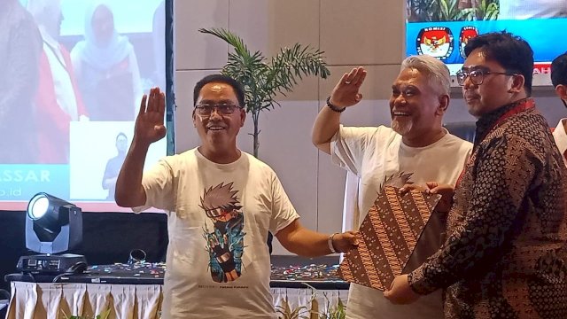 Pasangan Cakada Makassar Amri Rasyid dan Abdul Rahman Bando (AMAN) saat pengambilan nomor undian Pilkada Makassar, Foto: HN/Sinta.