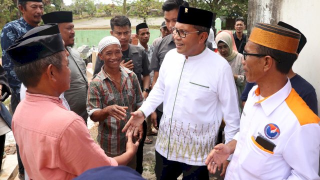 Calon Gubernur Sulsel Moh Ramdhan Pomanto membaur bersama warga di Takalar. Foto: dok