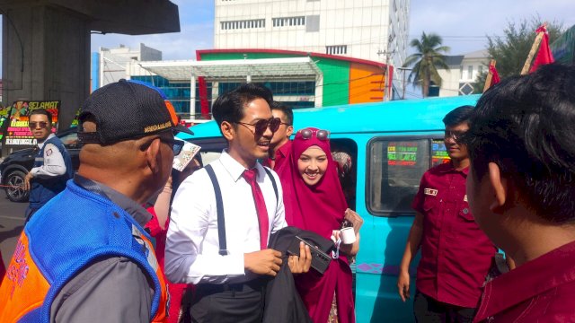 Suasana dr Udin dan Aura datang menggunakan pete-pete ke Kantor DPRD kota Makassar, Foto: Nursinta.