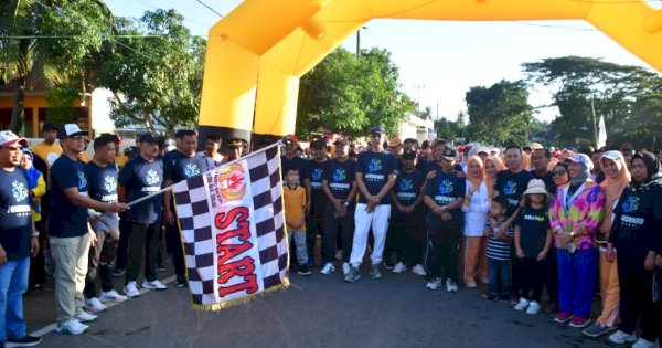 Wakili Pj Bupati, Asisten 1 Lepas Ribuan Peserta Jalan Sehat Hardiknas Sinjai