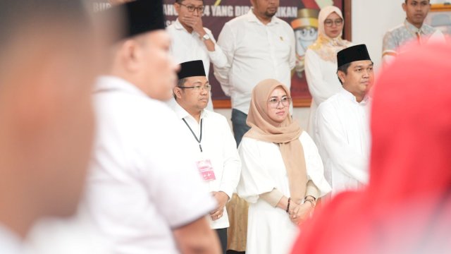 Cabup Gowa Husniah Talenrang (Hijab kanan) dan Cawabup Gowa Darmawangsyah Muin (Peci hitam, kacamata, kiri).