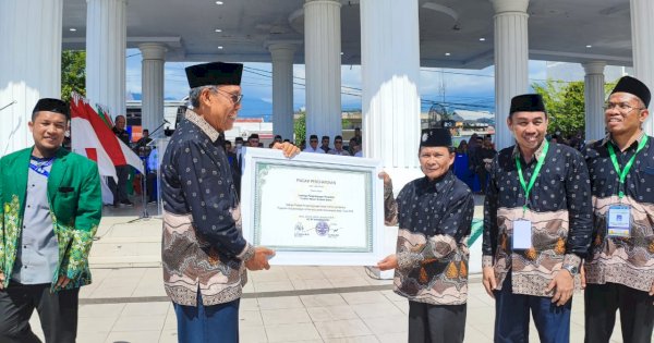 Pelopor Kemah Tahfidz dan Bahasa Pesantren, Pimwil Muhammadiyah Sulsel Diganjar Penghargaan oleh PP Muhammadiyah