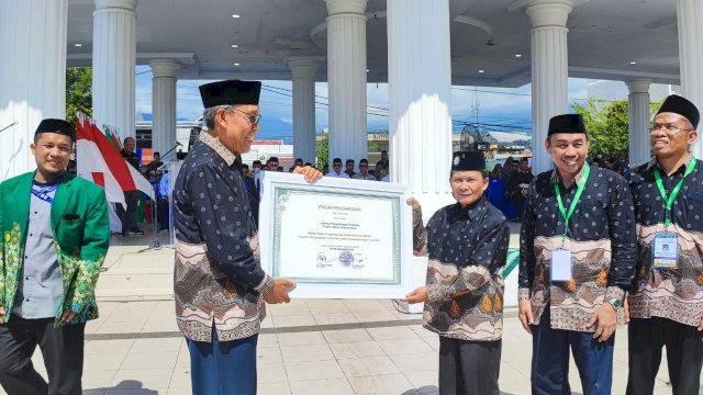 Pelopor Kemah Tahfidz dan Bahasa Pesantren, Pimwil Muhammadiyah Sulsel Diganjar Penghargaan oleh PP Muhammadiyah