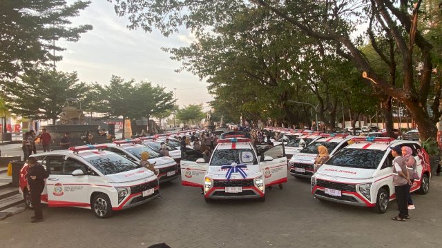 21 unit Hyundai Stargazer yang telah dimodifikasi menjadi ambulance berjejer di Anjungan Pantai Losari Makassar. (Foto: Gita/HN)