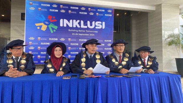 Rektor Unibos Prof Batara Surya (Tengah) dan Jajarannya usai menggelar penyambutan maba di pelataran kampus Unibos. (Foto: Gita)