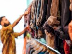 Tetap Keren Pakai Baju Bekas Impor