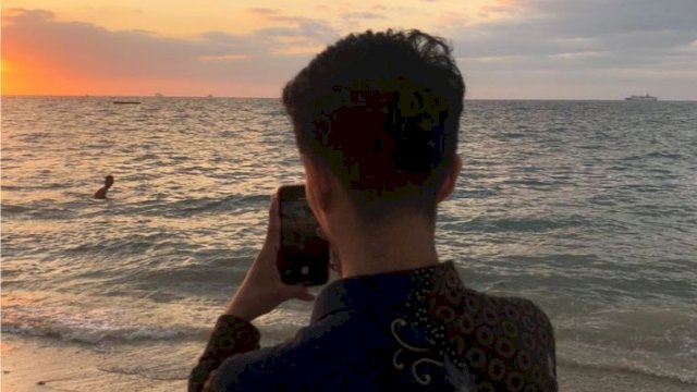 Muhammad Danial saat mengabadikan momen di pulai Gusung Makassar. (Foto: Gita/HN)