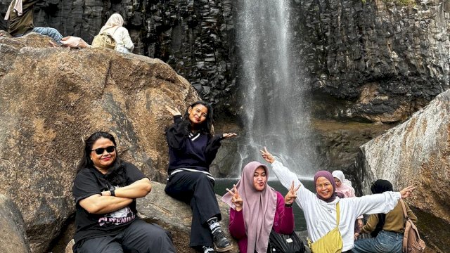 Momen anak muda berswafoto di Air Terjun Takapala Gowa. (Foto: Gita/Hn)