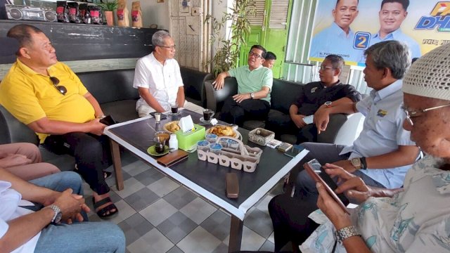 Azhar Arsyad (hijau) ngopi bersama relawan Kopi Top, Rabu (23/10) pagi. 