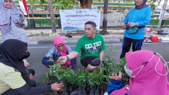 Anggota DPR RI, Syamsu Rizal MI bagikan bibit pohon gratis di CFD Jl Jenderal Sudirman Makassar, Minggu (27/10). 