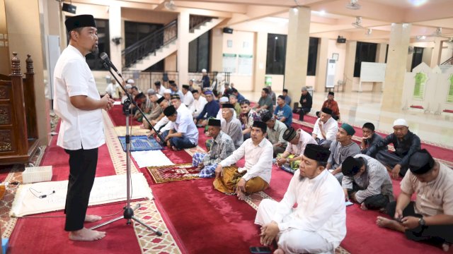 Pjs Wali Kota Makassar, Andi Arwin Azis, sedang melaksanakan safari subuh perdana di Masjid Jami Al Abrar, Rabu (02/10/2024). 