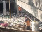 Satgas Kanal Dinas PU Makassar Bersihkan Tumpukan Sampah di Jongaya