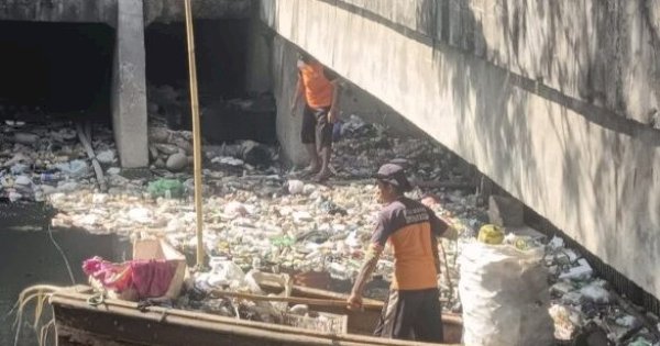 Satgas Kanal Dinas PU Makassar Bersihkan Tumpukan Sampah di Jongaya