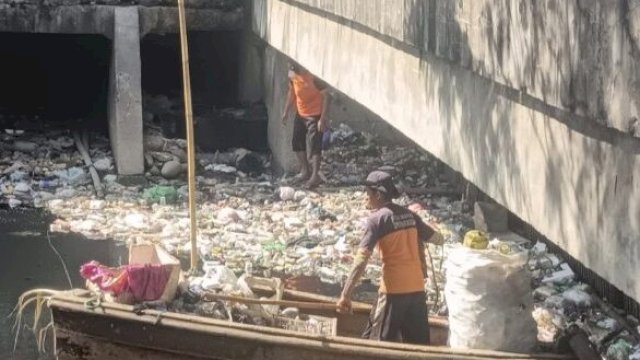 Satgas Kanal Dinas PU Makassar Bersihkan Tumpukan Sampah di Jongaya