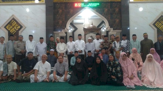 Pjs Wali Kota Makassar, Andi Arwin Azis, berfoto bersama jemaah setelah melaksanakan Salat Subuh di Masjid Darussalam Minasa Upa, Sabtu (05/10/2024).