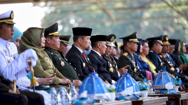 Pjs Wali Kota Makassar, Andi Arwin Azis, terlihat antusias saat menghadiri upacara peringatan HUT TNI ke-79 di Lapangan Karebosi, Sabtu, (05/10/2024).