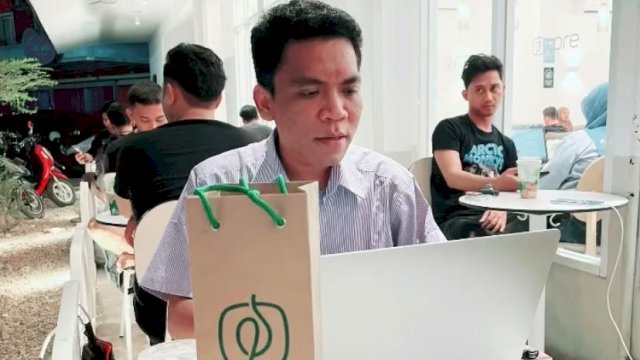 Abdul Razak saat nonkrong di salah satu cafe di Makassar. (Foto: Gita/HN)