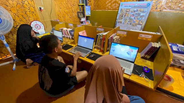 Muhammad Akbar dan rekannya sedang menggunakan fasilitas digital di Rumah IT. (Foto: Gita/HN)