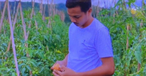 Liburan Jadi Lebih Seru! Jalil Muksit Nikmati Lagu Favorit di Spotify  Berkat Jaringan Indosat