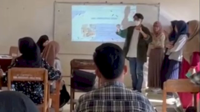 Suasana kelas Asriandi Fandi Dosen Unismuh saat mengajar di lantai 8 Fakultas Ekonomi dan Bisnis. (Foto: Dok)